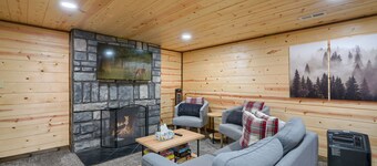 The Hocking Cottage: 3 bedroom on 10 acres w/ WiFi, Hot Tub, Arcades + Fire Pit