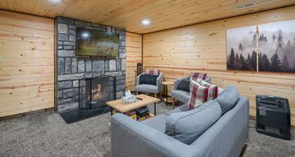 The Hocking Cottage: 3 bedroom on 10 acres w/ WiFi, Hot Tub, Arcades + Fire Pit