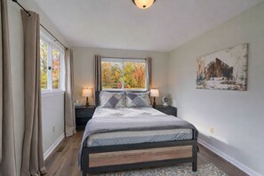 3 bedrooms, free WiFi, bed sheets - The Hocking Cottage: Hot tub + arcade games (Logan)