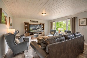 Smart-TV, Kamin, Videospiele, DVD-Player