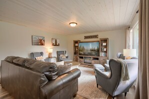 Smart TV, fireplace, video games, DVD player - The Hocking Cottage: Hot tub + arcade games (Logan)