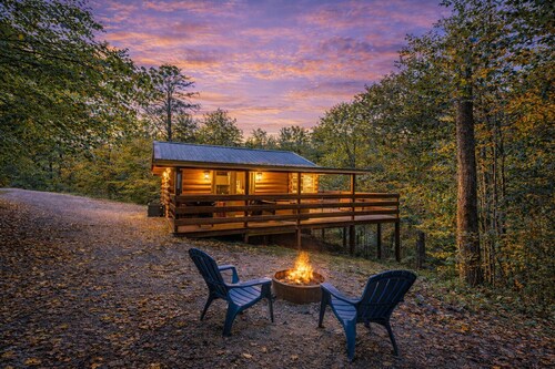 American Hollow: Pet friendly + private couples cabin w/hot tub in Hocking Hills