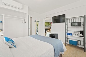 4 bedrooms, desk, iron/ironing board, travel cot - Punta Aguila Beach House/Pool/ Billiard Table/ 7 beds + 2 Private rooms (Pole Ojea)