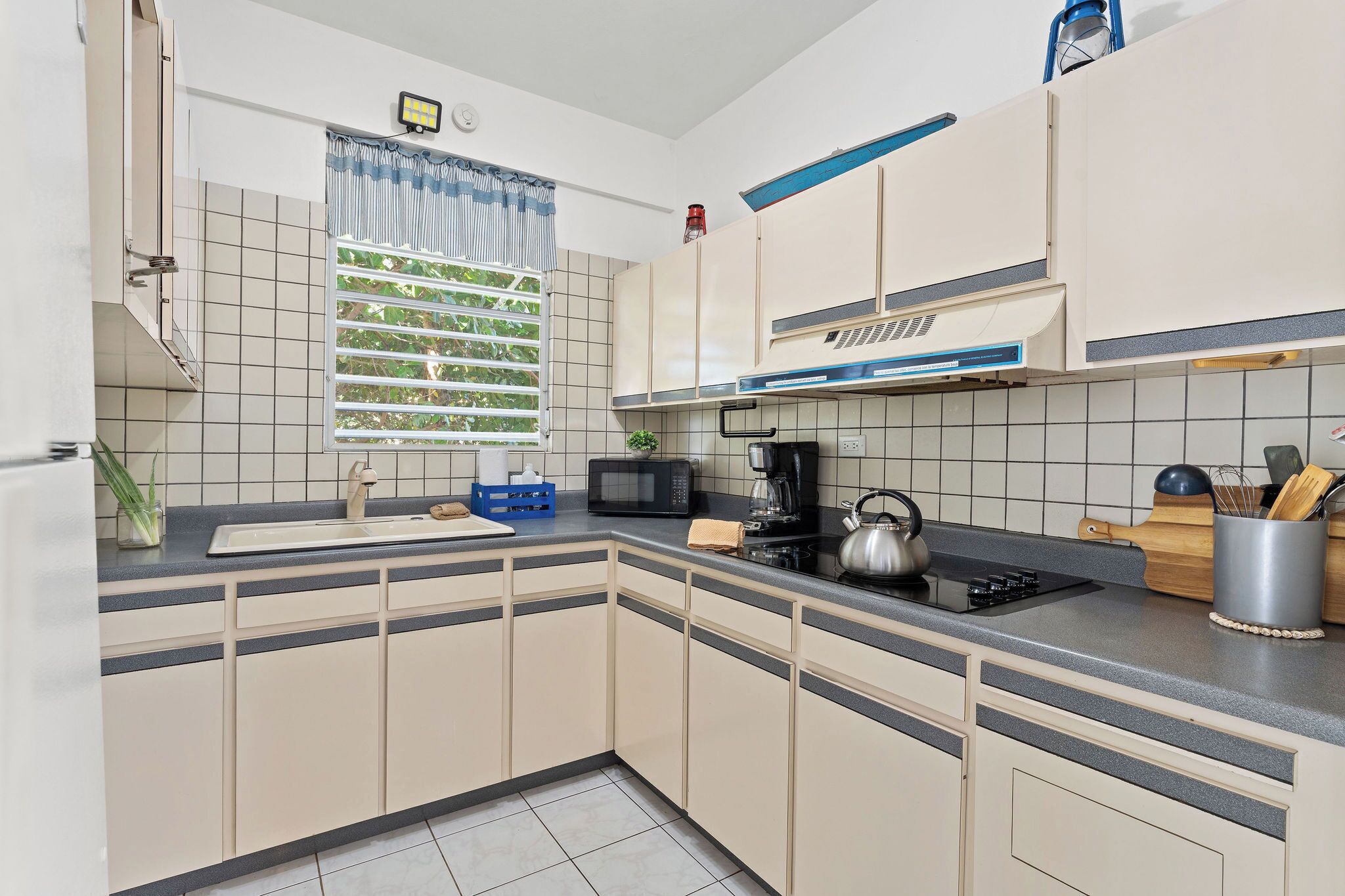 Kühlschrank, Mikrowelle, Herdplatte, Wasserkocher mit Kaffee-/Teezubehör