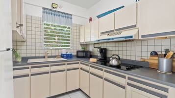 Kühlschrank, Mikrowelle, Herdplatte, Wasserkocher mit Kaffee-/Teezubehör