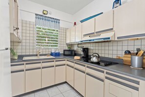 Kühlschrank, Mikrowelle, Herdplatte, Wasserkocher mit Kaffee-/Teezubehör