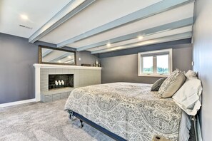 6 bedrooms, desk, iron/ironing board, travel crib