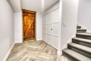 Interior - 10 min from AA - Spectacular secluded retreat (Ypsilanti)