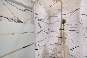 Suihku, pyyhkeet, saippua, sampoo