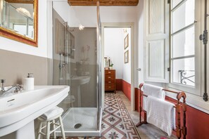 Habitación junior con 1 cama matrimonial o 2 individuales | Sábanas de algodón egipcio, ropa de cama de alta calidad y edredón 