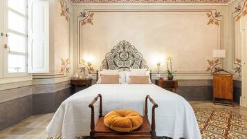Superior Room | Egyptian cotton sheets, premium bedding, down comforters, minibar