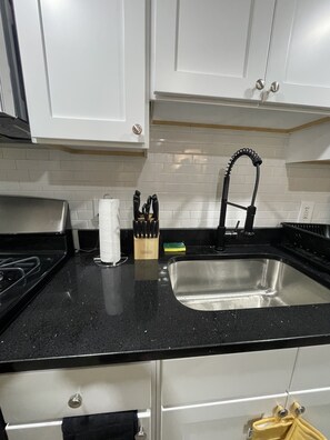 Een koelkast, een microgolfoven, een oven, een kookplaat