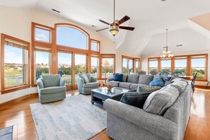 TV, tavolo da calcetto, tavolo da ping pong