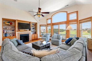 TV, tavolo da calcetto, tavolo da ping pong