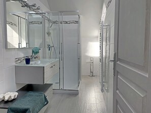 Douche, sèche-cheveux, serviettes fournies, papier toilette