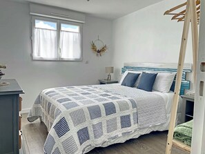 4 slaapkamers, een strijkplank/strijkijzer, reisbedje, gratis wifi