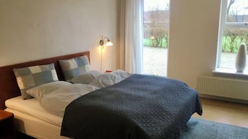 Espacio para trabajar con laptop, wifi gratis y ropa de cama