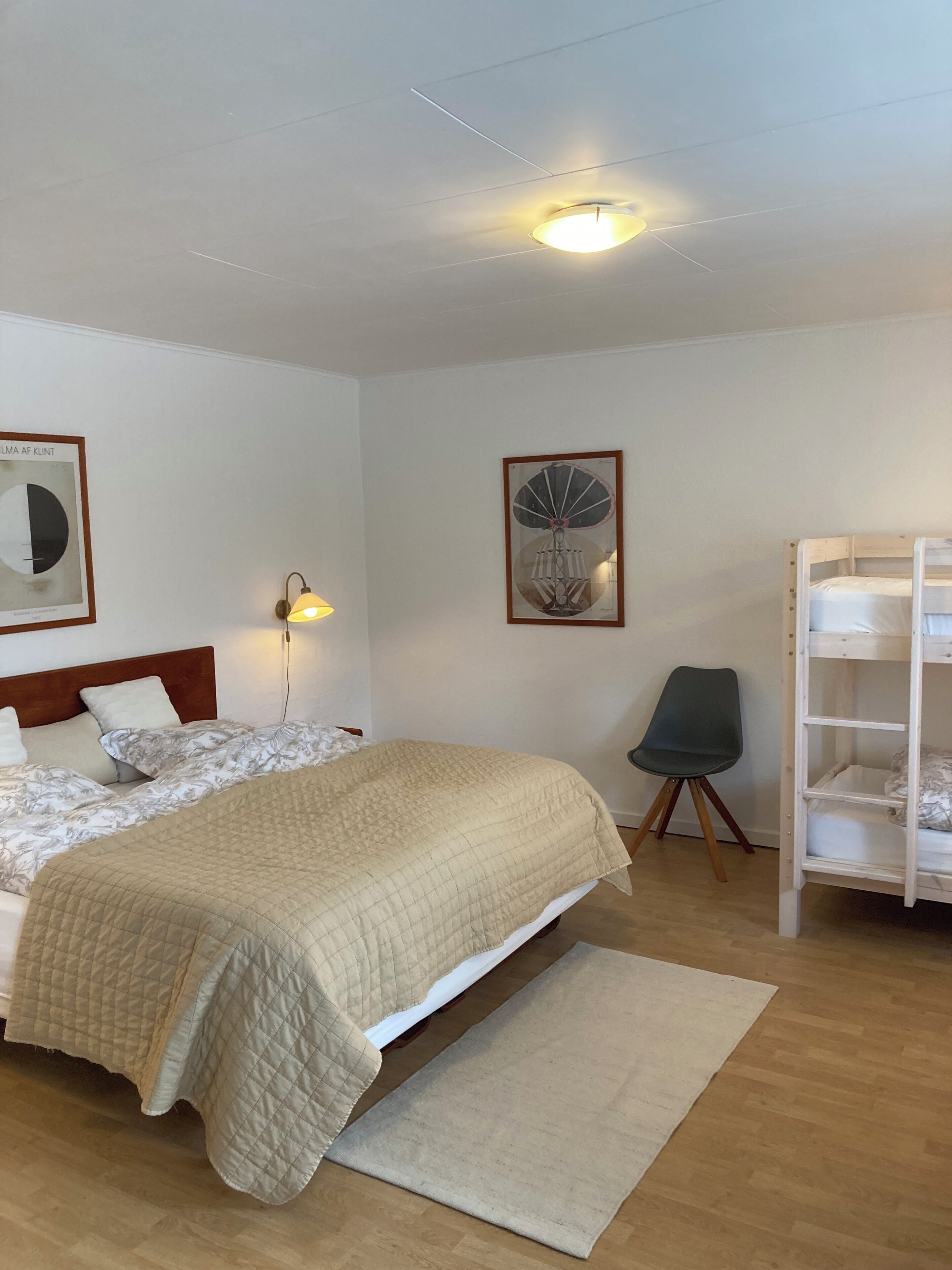Habitació quàdruple | Espai de treball apte per a portàtils, wifi gratuïta i roba de llit 