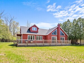 Exterior - 45th Parallel - Where Life Is in Balance "Spacious Lakefront Cottage" (East Jordan)