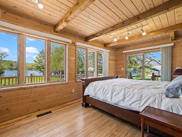 4 bedrooms, in-room safe, desk, iron/ironing board