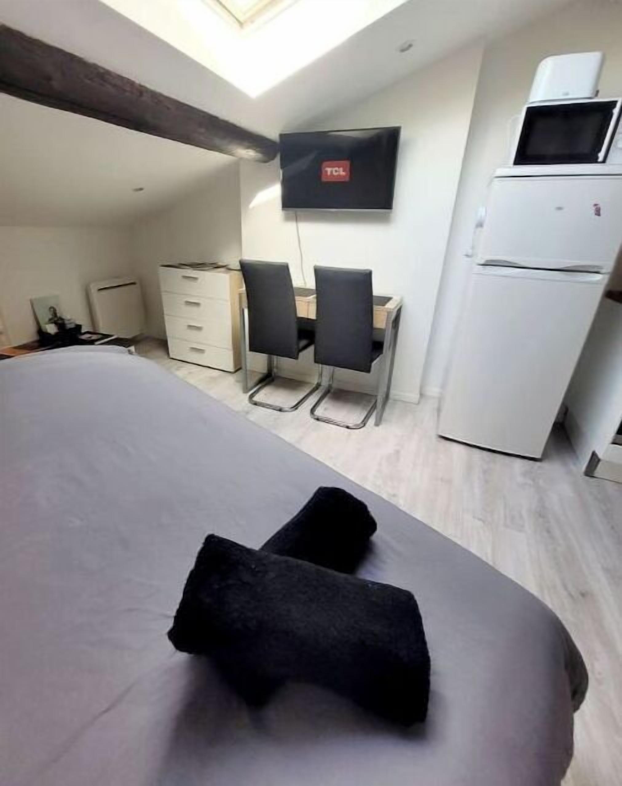 Bureau, lit parapluie, Wi-Fi gratuit, draps fournis