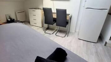Bureau, lit parapluie, Wi-Fi gratuit, draps fournis
