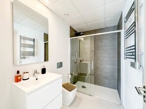 Dusche, Haartrockner, Handtücher