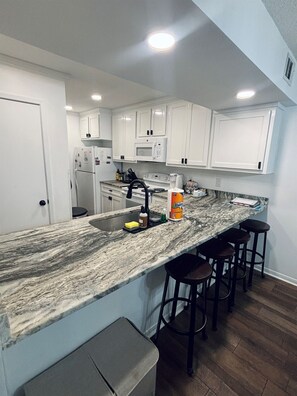 Refrigerador, microondas, parrilla de estufa y lavavajillas 