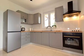 Fridge, oven, stovetop, dishwasher