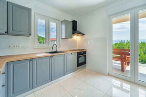 Fridge, oven, stovetop, dishwasher