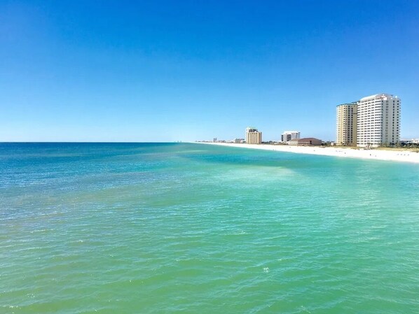 在海滩、沙滩椅