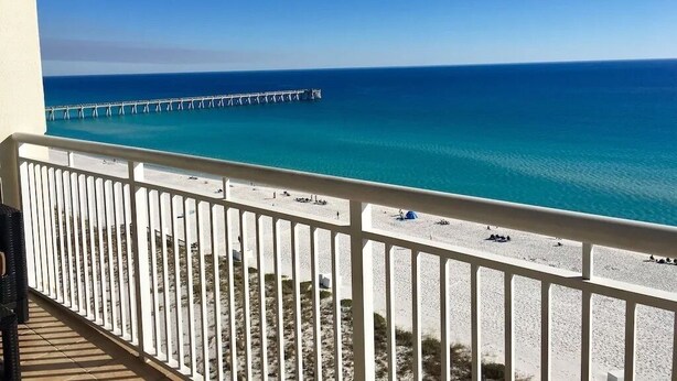 A balcony with a view of a beach and a pier. - Pearl 1003 Sugar white sand and emerald waters (Navarre)