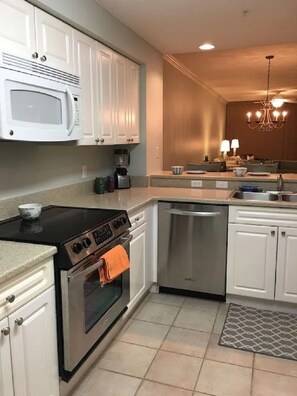 冰箱、微波炉、烤箱、炉灶