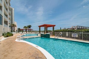 室外游泳池，恒温泳池