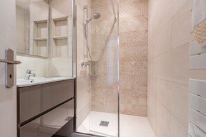 Hair dryer, towels - Beautiful 85m² near the historic center (Nice)