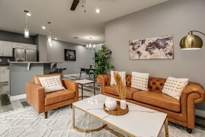 Smart TV - 3 Bdrm Townhouse w/Garage in Gated Central Phoenix Complex! (Phoenix)