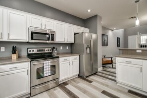 Fridge, microwave, oven, stovetop - 3 Bdrm Townhouse w/Garage in Gated Central Phoenix Complex! (Phoenix)