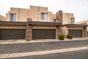 Exterior - 3 Bdrm Townhouse w/Garage in Gated Central Phoenix Complex! (Phoenix)