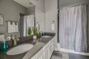 Hair dryer, towels, soap, shampoo - 3 Bdrm Townhouse w/Garage in Gated Central Phoenix Complex! (Phoenix)