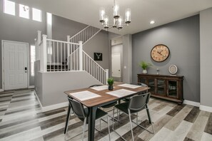 Dining - 3 Bdrm Townhouse w/Garage in Gated Central Phoenix Complex! (Phoenix)