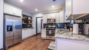 Køleskab, mikrobølgeovn, ovn, kogeplade