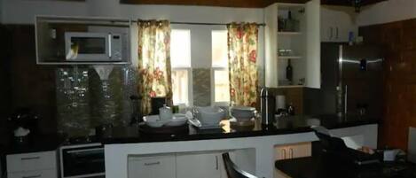 Réfrigérateur, micro-ondes, batterie de cuisine, vaisselle et ustensiles