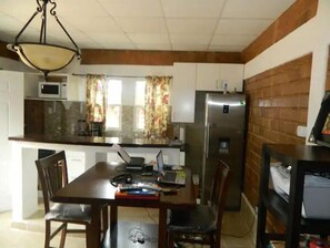 Réfrigérateur, micro-ondes, batterie de cuisine, vaisselle et ustensiles