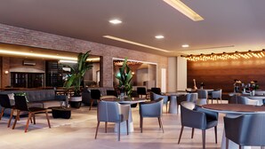 Ein modernes Restaurant mit Backsteinwänden, runden Tischen und zeitgemäßen Stühlen.