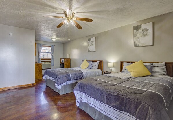 1 bedroom, free WiFi, bed sheets - Lake Front Hotel Room 4 (Vicksburg)