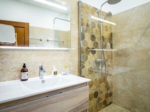 Badewanne, Haartrockner, Handtücher