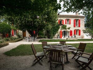 Outdoor dining - Le Mas de Jalique - Isle-sur-la-Sorgue (L'Isle-sur-la-Sorgue)
