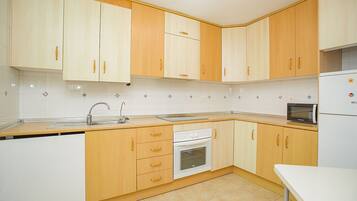 Een koelkast, een microgolfoven, een oven, een vaatwasser