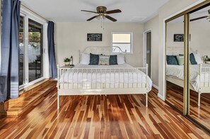 3 habitaciones, escritorio y tabla de planchar con plancha 