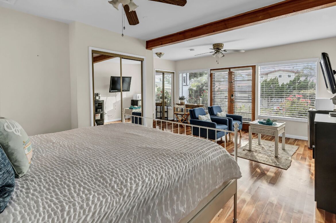 3 habitaciones, escritorio y tabla de planchar con plancha 